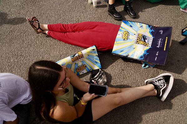 آلاف الأشخاص يتجمعون في اليوم الثالث من معرض سان دييغو للقصص المصورة في مالقا، إسبانيا. - سبوتنيك عربي