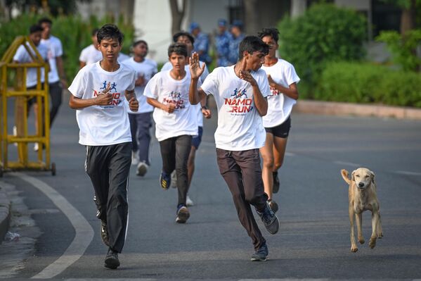 طلاب يشاركون في سباق "نامو ران" للاحتفال بيوم "سيوا باخوادا" بمناسبة الذكرى الخامسة والسبعين لميلاد رئيس الوزراء ناريندرا مودي في نيودلهي، الهند. - سبوتنيك عربي