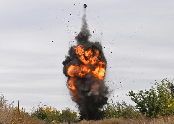 مشهد لعملية تفجير الألغام من الأراضي المحررة في منطقة العمليات العسكرية الخاصة في جمهورية دونيتسك الشعبية. - سبوتنيك عربي