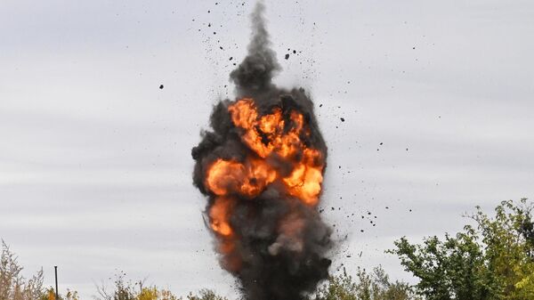 مشهد لعملية تفجير الألغام من الأراضي المحررة في منطقة العمليات العسكرية الخاصة في جمهورية دونيتسك الشعبية. - سبوتنيك عربي