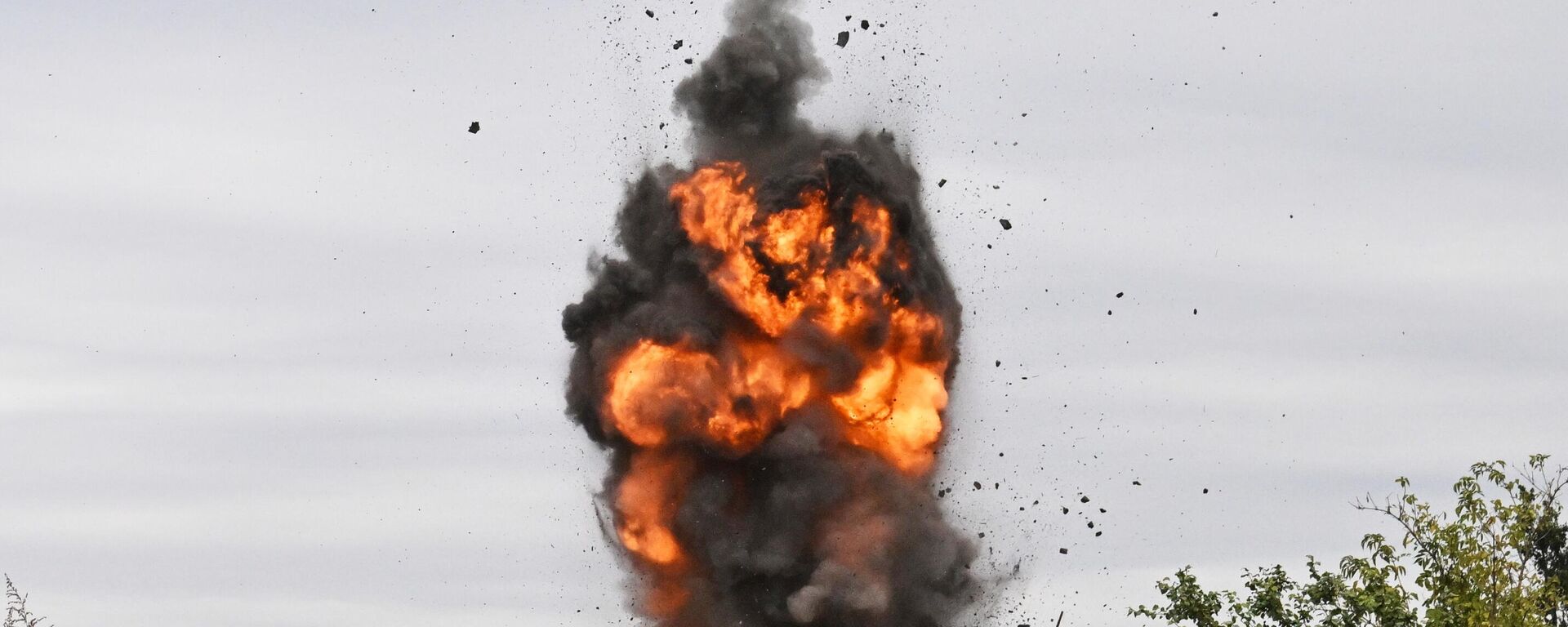 مشهد لعملية تفجير الألغام من الأراضي المحررة في منطقة العمليات العسكرية الخاصة في جمهورية دونيتسك الشعبية. - سبوتنيك عربي, 1920, 06.10.2025