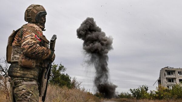 يقوم أحد خبراء الألغام من مجموعة قوات المركزي بإزالة الألغام من الأراضي المحررة في منطقة العمليات العسكرية الخاصة في جمهورية دونيتسك الشعبية. - سبوتنيك عربي