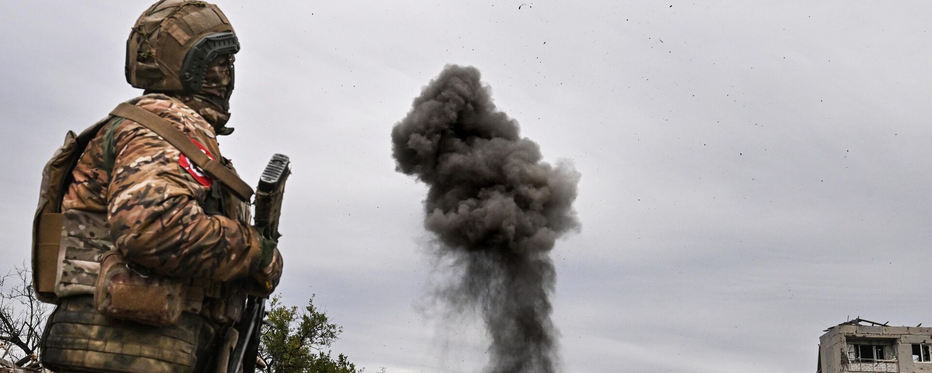 يقوم أحد خبراء الألغام من مجموعة قوات المركزي بإزالة الألغام من الأراضي المحررة في منطقة العمليات العسكرية الخاصة في جمهورية دونيتسك الشعبية. - سبوتنيك عربي, 1920, 06.11.2025