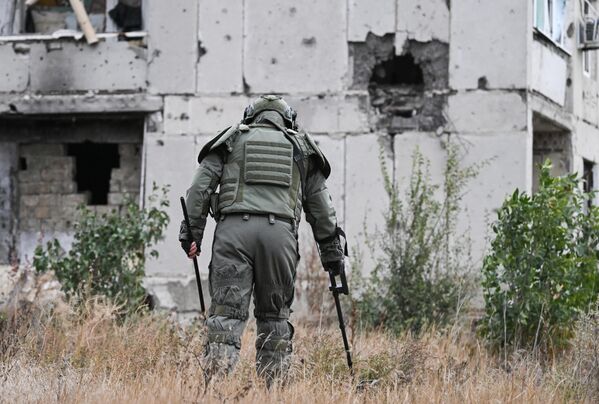 أحد جنود قوات "المركز" الروسية وهو يحاول تفكيك الألغام من الأراضي المحررة في منطقة العمليات العسكرية الخاصة في جمهورية دونيتسك الشعبية. - سبوتنيك عربي