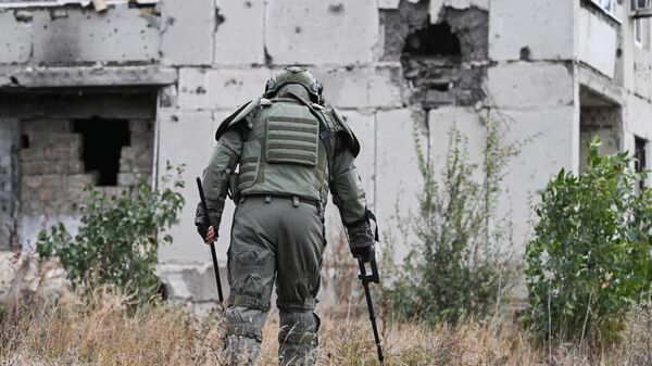 أحد جنود قوات المركز الروسية وهو يحاول تفكيك الألغام من الأراضي المحررة في منطقة العمليات العسكرية الخاصة في جمهورية دونيتسك الشعبية. - سبوتنيك عربي