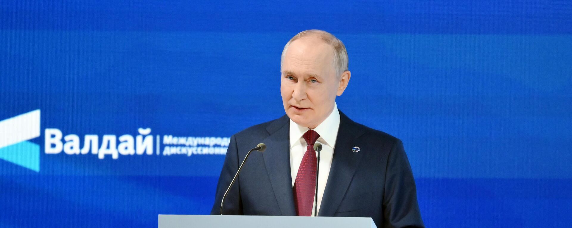 بوتين يلقي كلمة في الجلسة العامة الثانية والعشرين لمنتدى فالداي الدولي للحوار - سبوتنيك عربي, 1920, 03.10.2025