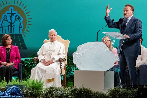 البابا ليون الرابع عشر، والممثل أرنولد شوارزنيغر، يحضران مؤتمرا للمناخ في ألبانو لاتسيالي، إيطاليا - سبوتنيك عربي