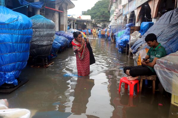 الأمطار الغزيرة تغمر شوارع دكا في بنغلاديش، بعد ساعات من الأمطار الغزيرة - سبوتنيك عربي