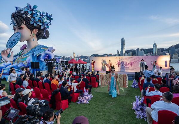 فانوس "زيغونغ" في حديقة الواجهة البحرية بمنطقة غرب كولون الثقافية، احتفالًا باليوم الوطني الصيني - سبوتنيك عربي