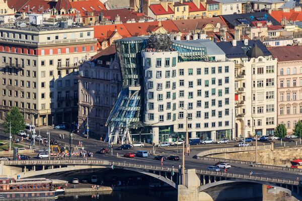 البيت الراقص في براغ، جمهورية التشيك. صمم هذا المبنى المكتبي الفريد من نوعه المهندسان المعماريان فلادو ميلونيتش وفرانك جيري عام 1996. يطلق على هذا الهيكل المعماري لقب "جينيفر وفرويد"، على سبيل المزاح، نسبةً إلى الثنائي الراقص الشهير من الفيلم الذي يحمل الاسم نفسه. البيت الراقص في براغ، جمهورية التشيك. صمم هذا المبنى المكتبي الفريد من نوعه المهندسان المعماريان فلادو ميلونيتش وفرانك جيري عام 1996. يطلق على هذا الهيكل المعماري لقب "جينيفر وفرويد"، على سبيل المزاح، نسبةً إلى الثنائي الراقص الشهير من الفيلم الذي يحمل الاسم نفسه. - سبوتنيك عربي