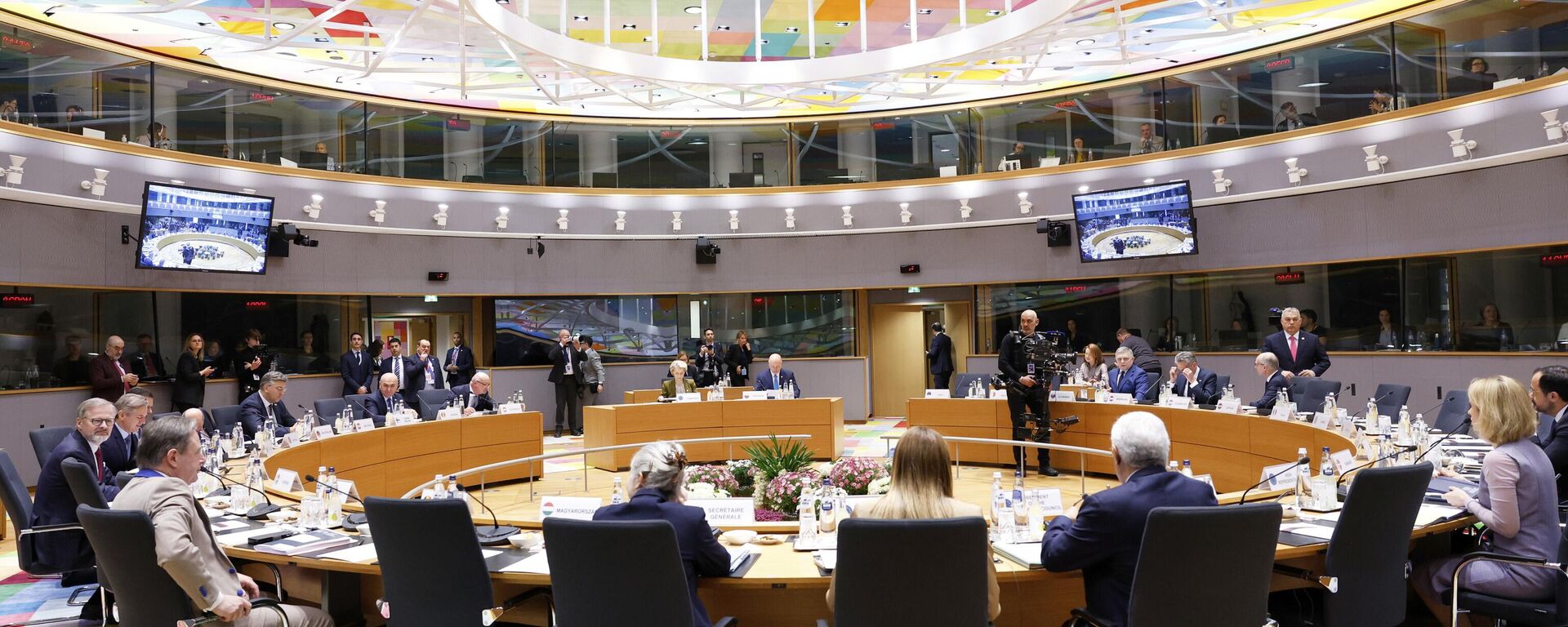 زعماء الاتحاد الأوروبي يحضرون اجتماع المائدة المستديرة في قمة الاتحاد الأوروبي في بروكسل، الخميس 20 مارس 2025. - سبوتنيك عربي, 1920, 13.11.2025