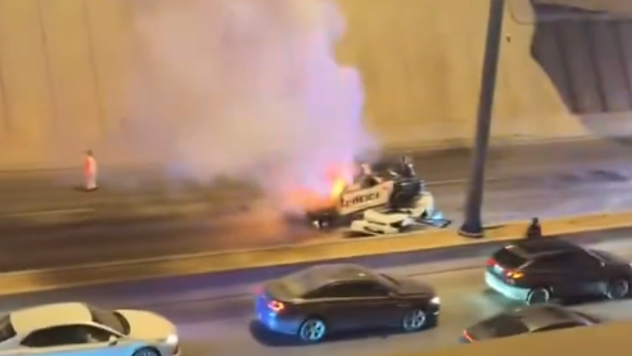 "مشهد مأساوي".. سيارة شرطة تنهي حياة شاب عربي بطريقة غريبة.. فيديو