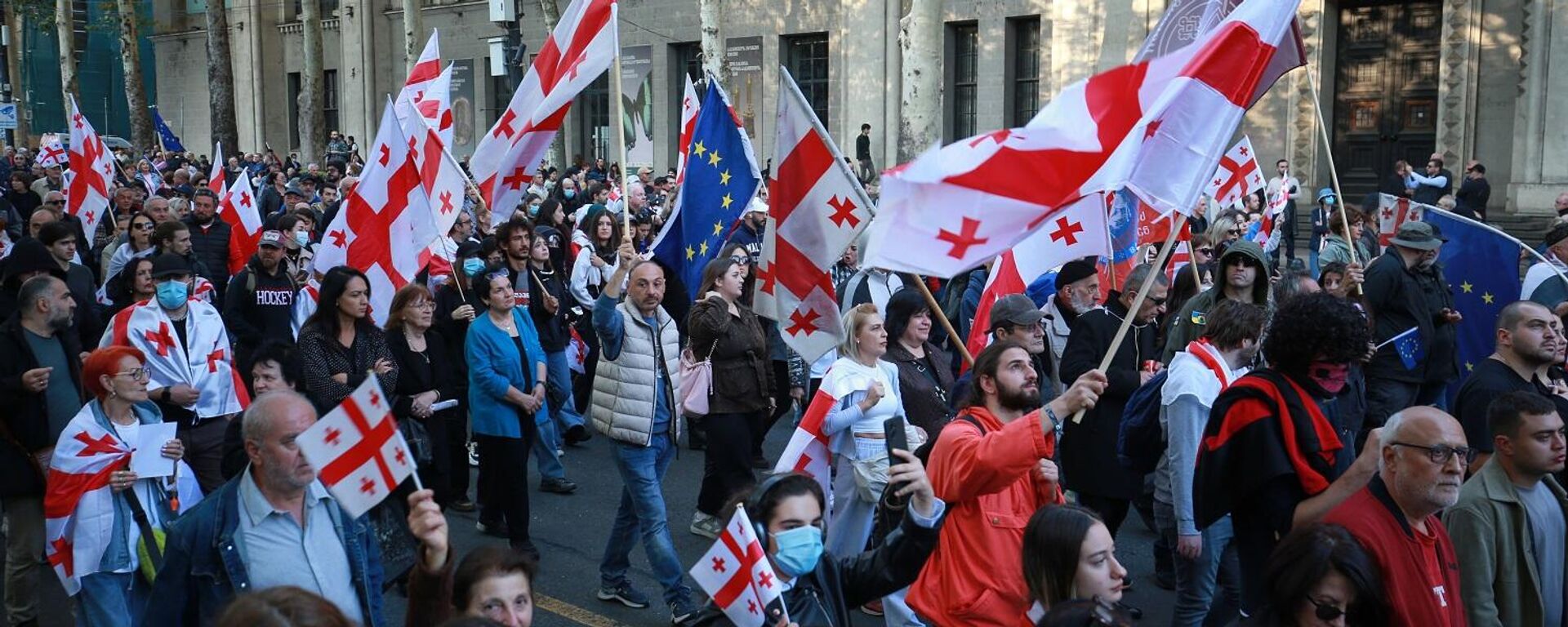 أنصار المعارضة يحملون الأعلام الوطنية الجورجية ويتجمعون في وسط مدينة تبليسي - سبوتنيك عربي, 1920, 04.10.2025