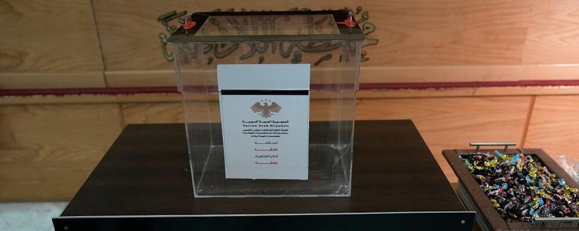 صندوق اقتراع في مبنى محافظ اللاذقية حيث ستجري عملية التصويت في الانتخابات البرلمانية، في مدينة اللاذقية الساحلية، سوريا، 5 أكتوبر/تشرين الأول 2025 - سبوتنيك عربي, 1920, 05.10.2025