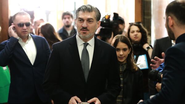 الرئيس الجورجي ميخائيل كافالاشفيلي، في الوسط، يصل للتصويت في مركز اقتراع خلال الانتخابات البلدية في تبليسي، جورجيا، يوم السبت 4 أكتوبر 2025. - سبوتنيك عربي