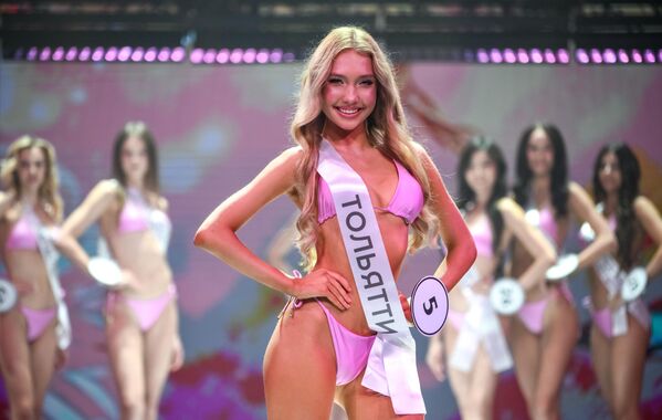 مشاركة في المسابقة الوطنية "ملكة جمال روسيا 2025"، ميلانا شوفالوفا (تولياتي)، في قاعة الحفلات الموسيقية "بارفيخا لوكجري فيليدج" في موسكو مشاركة في المسابقة الوطنية "ملكة جمال روسيا 2025"، ميلانا شوفالوفا (تولياتي)، في قاعة الحفلات الموسيقية "بارفيخا لوكجري فيليدج" في موسكو - سبوتنيك عربي