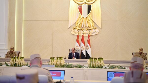الرئيس المصري عبد الفتاح السيسى، القائد الأعلى للقوات المسلحة، يترأس اجتماع المجلس الأعلى للقوات المسلحة بالكيان العسكري - سبوتنيك عربي
