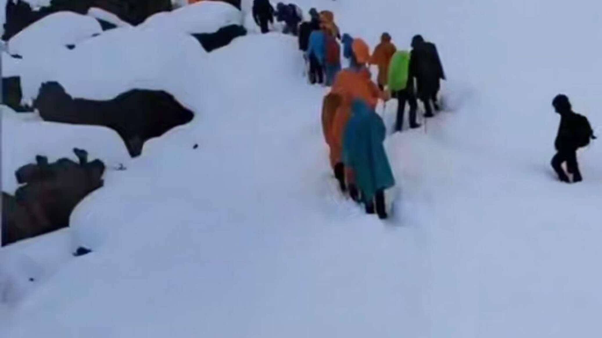 ألف شخص يحاصرون على قمة إيفريست... فيديو