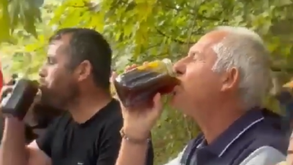 ستيني يشرب كيلو عسل دفعة واحدة خلال 57 ثانية ويُثير الجدل - سبوتنيك عربي