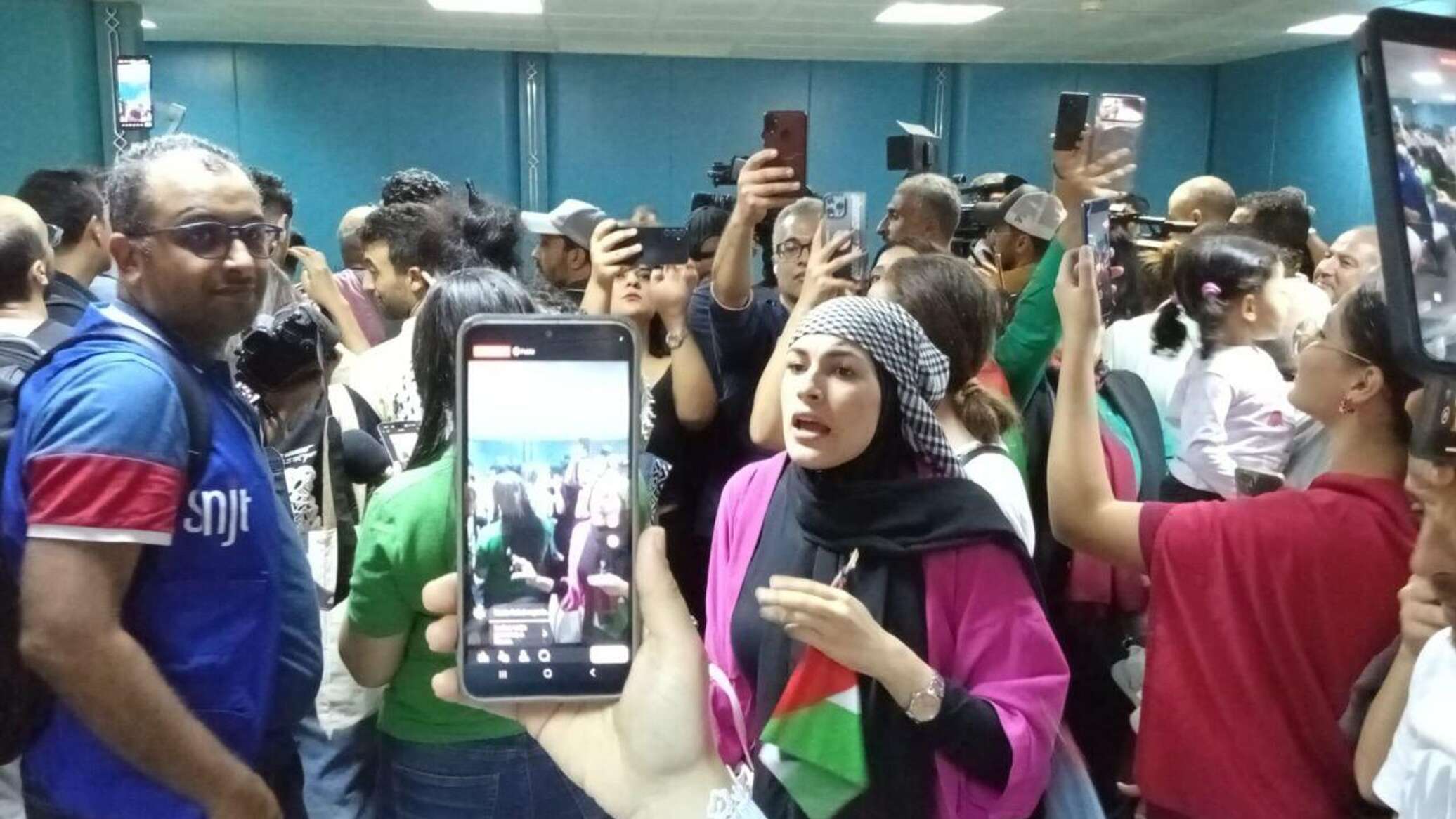 وصول الدفعة الأولى من التونسيين المحررين من ضمن نشطاء "أسطول الصمود" إلى تونس... صور