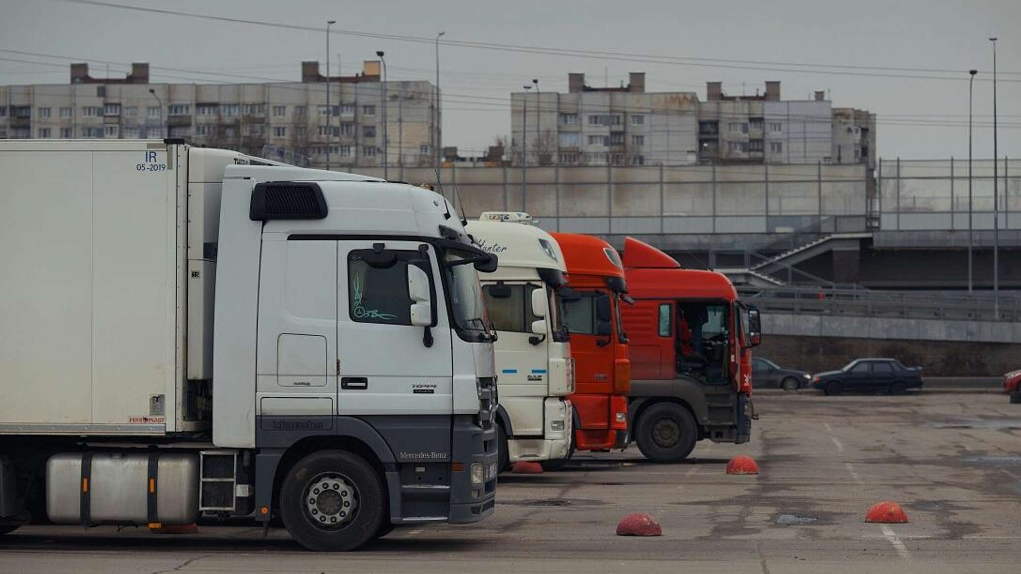 أول دولة في العالم تحظر استيراد شاحنات البنزين والديزل