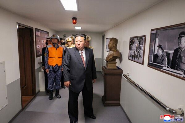 الزعيم الكوري الشمالي كيم جونغ أون في جولة داخل المدمرة الحربية تشوي هيون. - سبوتنيك عربي