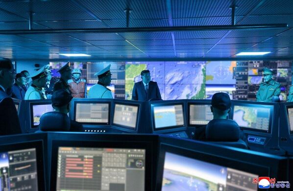 الزعيم الكوري الشمالي كيم جونغ أون يتفقد قمرة القيادة مع عدد من الضباط داخل المدمرة الحربية تشوي هيون. - سبوتنيك عربي