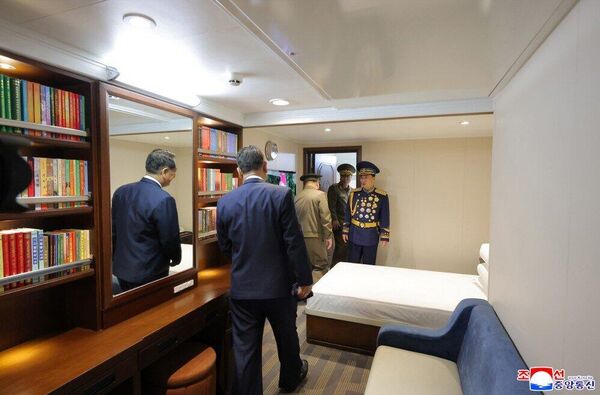الزعيم الكوري الشمالي كيم جونغ أون يتفقد غرف ضباط وأفراد المدمرة الحربية تشوي هيون. - سبوتنيك عربي