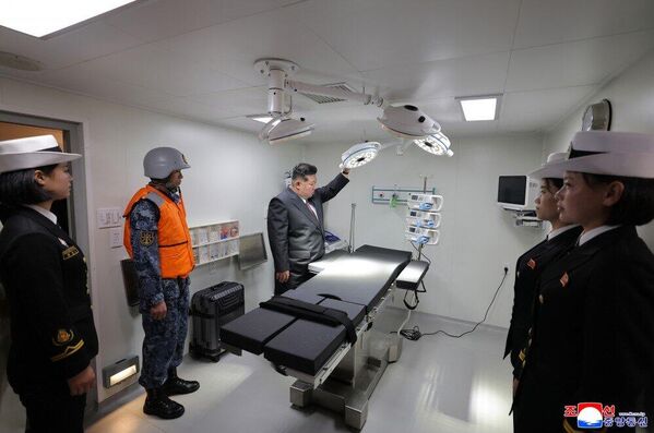 الزعيم الكوري الشمالي كيم جونغ أون يتفقد غرف العمليات داخل المدمرة الحربية تشوي هيون. - سبوتنيك عربي