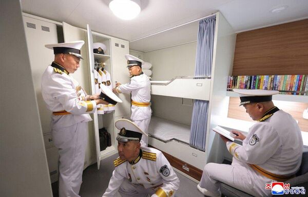 صورة لضباط المدمرة الحربية تشوي هيون. - سبوتنيك عربي