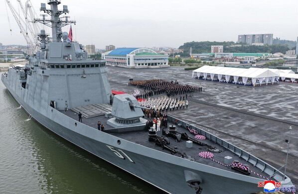 صورة لسطح المدمرة الحربية تشوي هيون. - سبوتنيك عربي