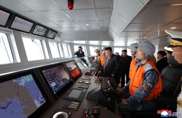 الزعيم الكوري الشمالي كيم جونغ أون يراقب عمل المدمرة الحربية تشوي هيون، من داخل قمرة القيادة. - سبوتنيك عربي