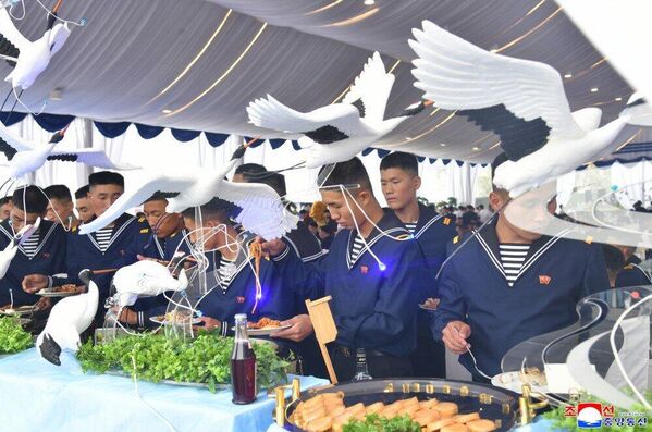 أفراد المدمرة الحربية تشوي هيون يتناولون الغداء. - سبوتنيك عربي