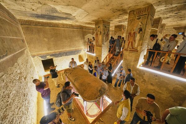 زوار يشاهدون مقبرة أمنحتب الثالث، بعد افتتاحها أمام الزوار لأول مرة منذ أكثر من عقدين. - سبوتنيك عربي