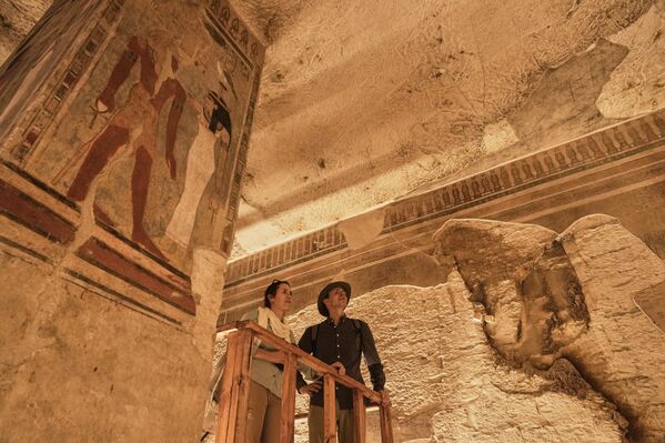 سياح داخل مقبرة أمنحتب الثالث. - سبوتنيك عربي