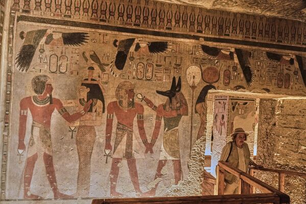 عالمة آثار داخل مقبرة أمنحتب الثالث.  - سبوتنيك عربي