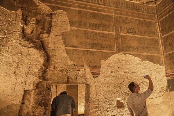 سائح يلتقط صورة بجوار قبر الفرعون أمنحتب الثالث. - سبوتنيك عربي