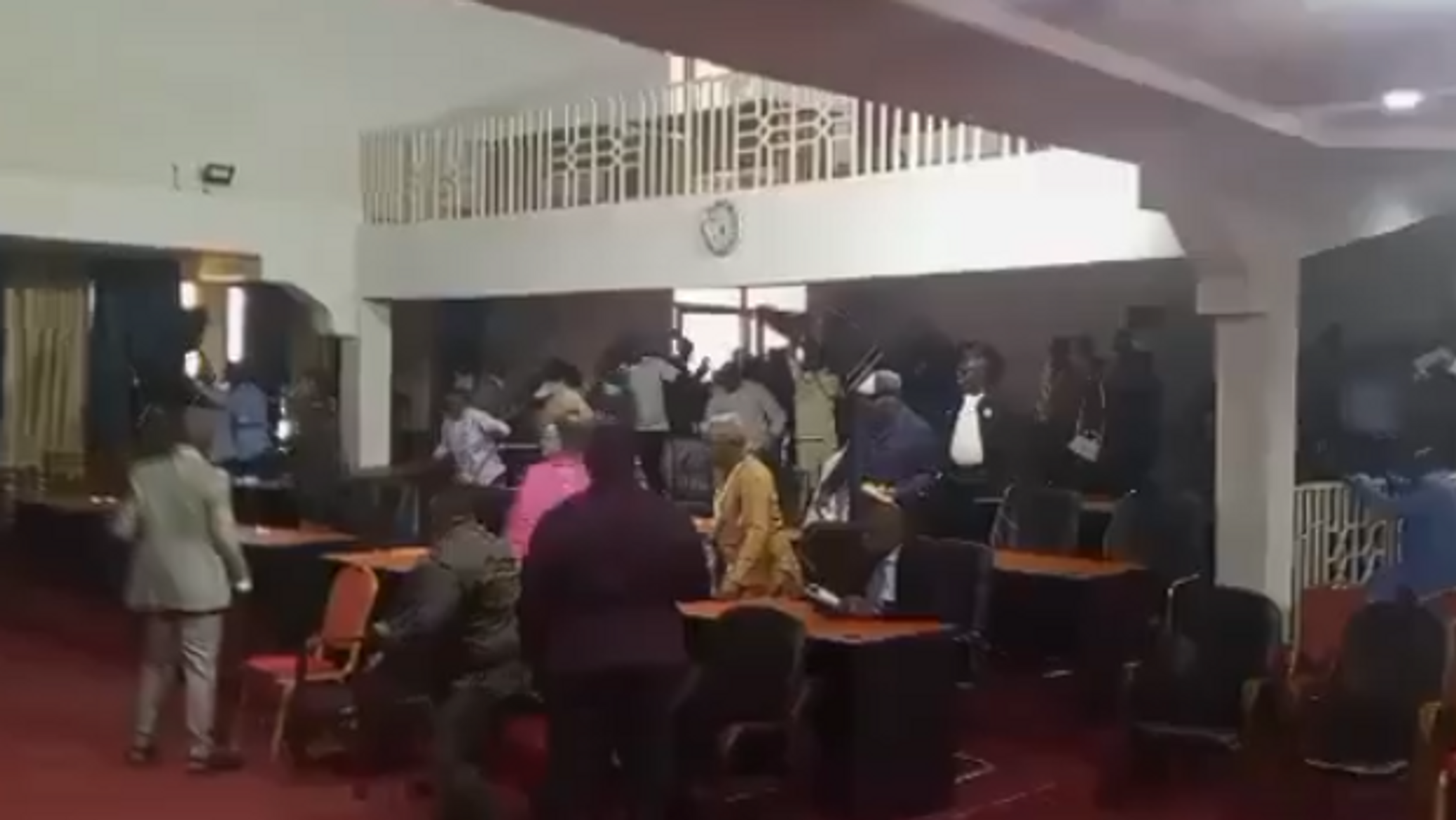 عراك بالأيدي بين نواب في الكونغو الديمقراطية يؤدي إلى إصابات وتعليق الجلسة... فيديو