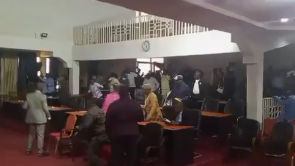 عراك بالأيدي بين نواب في الكونغو الديمقراطية تؤدي إلى إصابات وتعليق الجلسة - سبوتنيك عربي