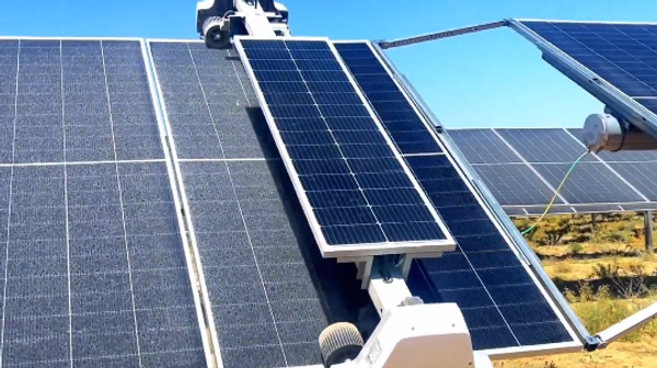 روبوت ذكي لتنظيف الألواح الشمسية - سبوتنيك عربي