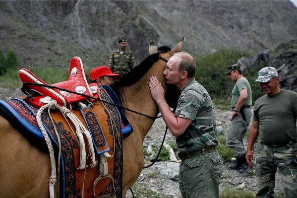 صورة قديمة للرئيس الروسي فلاديمير بوتين، خلال زيارته لجمهورية تيفا. - سبوتنيك عربي