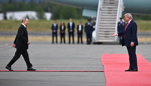 الرئيس الروسي فلاديمير بوتين، والرئيس الأمريكي دونالد ترامب، خلال اجتماع في قاعدة إلمندورف ريتشاردسون العسكرية في ألاسكا. - سبوتنيك عربي