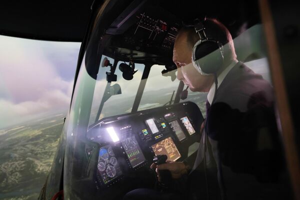 الرئيس الروسي فلاديمير بوتين، في جهاز محاكاة لطائرة الهليكوبتر&quot; Mi-171A2&quot; في مركز التدريب على الطيران في مصنع &quot;أولان أودي&quot; للطيران. - سبوتنيك عربي