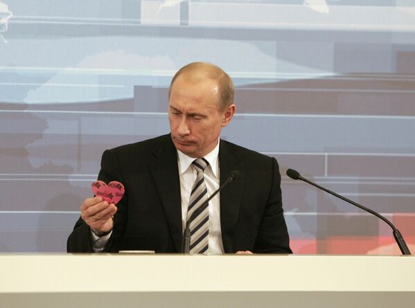 الرئيس الروسي فلاديمير بوتين، في المؤتمر الصحفي الكبير التقليدي السابع في القاعة المستديرة بالمبنى الرابع عشر في الكرملين، في 14 فبراير/شباط 2008. - سبوتنيك عربي