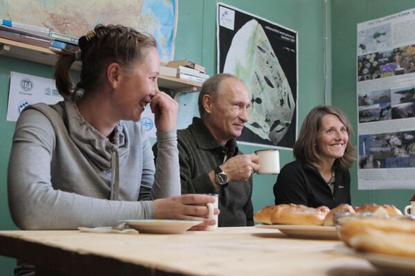 صورة قديمة للرئيس الروسي فلاديمير بوتين، في جزيرة سامويلوفسكي خلال حفل شاي مع أعضاء البعثة العلمية الروسية الألمانية &quot;لينا-2010&quot;، في 23 أغسطس/آب 2010. - سبوتنيك عربي