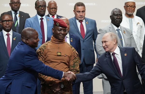 الرئيس الروسي فلاديمير بوتين، يلتقط صورة مع رئيس موزمبيق فيليبي نيوسي، ورؤساء الوفود المشاركين في القمة الروسية الأفريقية الثانية في مدينة سانت بطرسبورغ. - سبوتنيك عربي