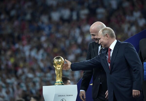 الرئيس الروسي فلاديمير بوتين، مع رئيس الاتحاد الدولي لكرة القدم (الفيفا) جياني إنفانتينو، في حفل توزيع جوائز كأس العالم 2018 في ملعب لوجنيكي بالعاصمة موسكو، في 15 يوليو/ تموز 2018. - سبوتنيك عربي