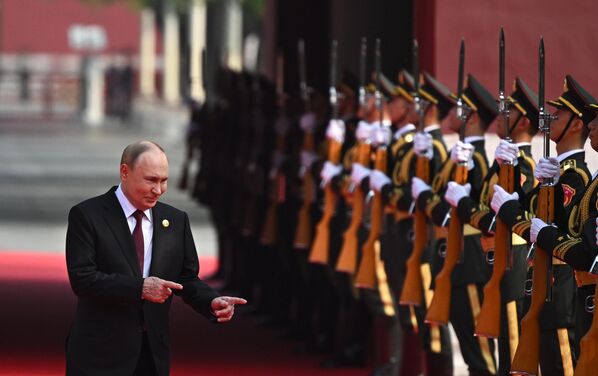 الرئيس الروسي فلاديمير بوتين، قبل جلسة تصوير مشتركة مع رؤساء الوفود الأجنبية المدعوة للاحتفالات بالذكرى الثمانين لانتصار الشعب الصيني في حرب المقاومة ضد اليابان ونهاية الحرب العالمية الثانية. - سبوتنيك عربي