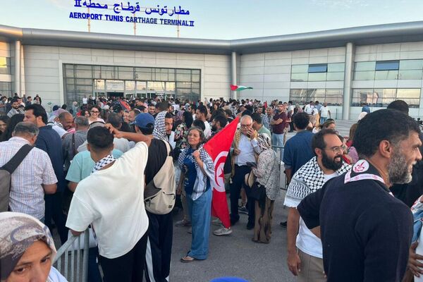 وسط استقبال شعبي.. وصول الدفعة الأخيرة من التونسيين المشاركين في أسطول الصمود - سبوتنيك عربي