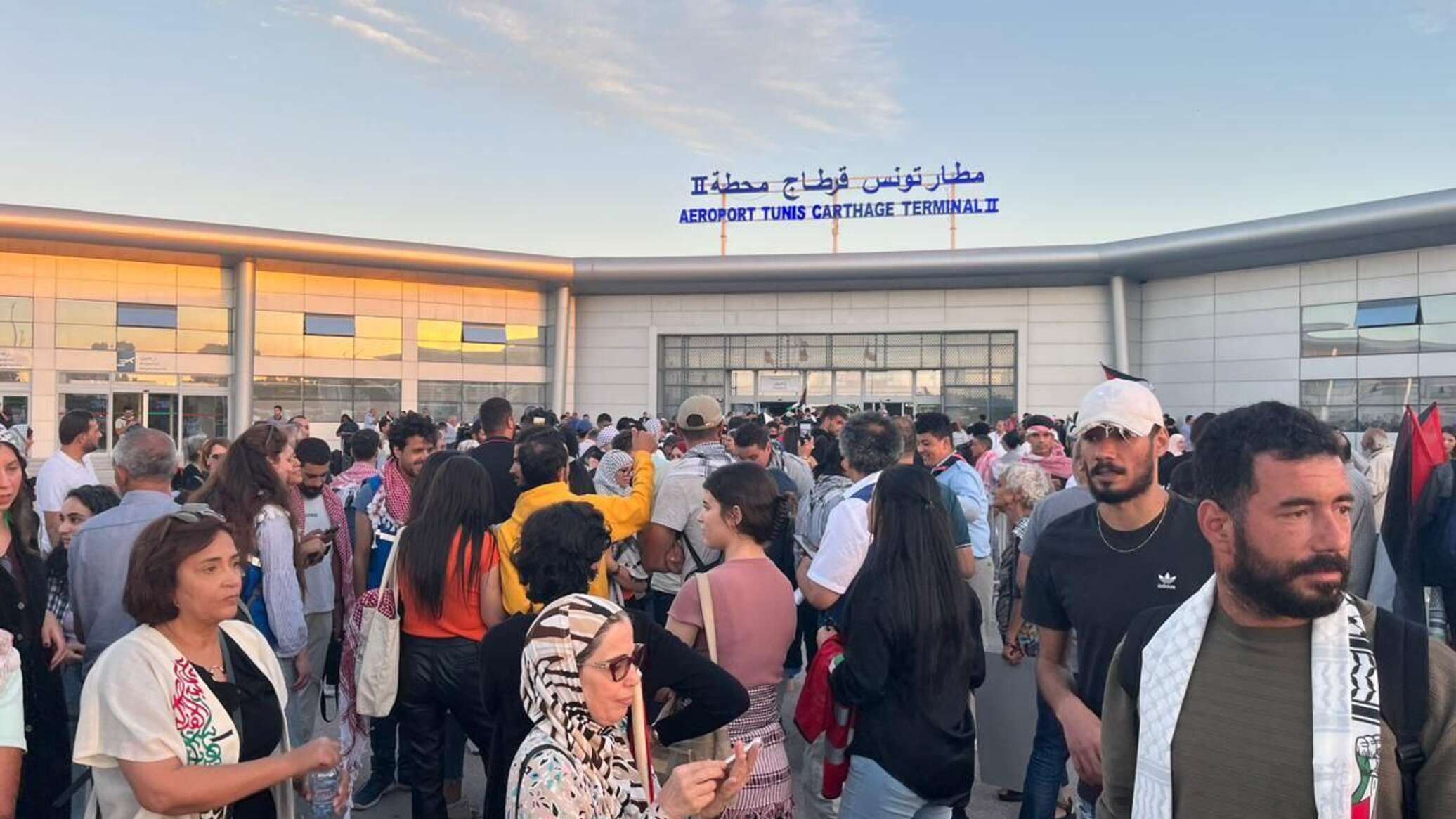 وسط استقبال شعبي.. وصول الدفعة الأخيرة من التونسيين المشاركين في أسطول الصمود.. صور وفيديو